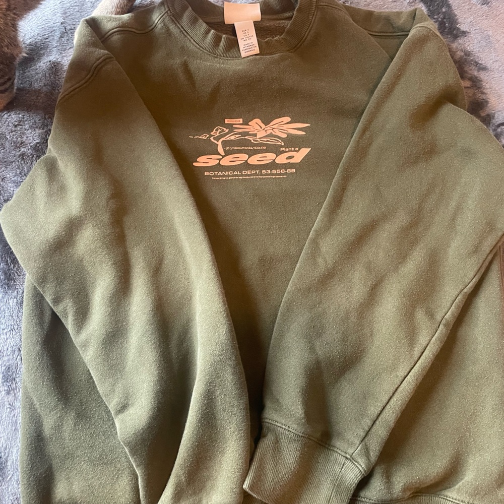 H&M crew neck size small (fits a big bigger)